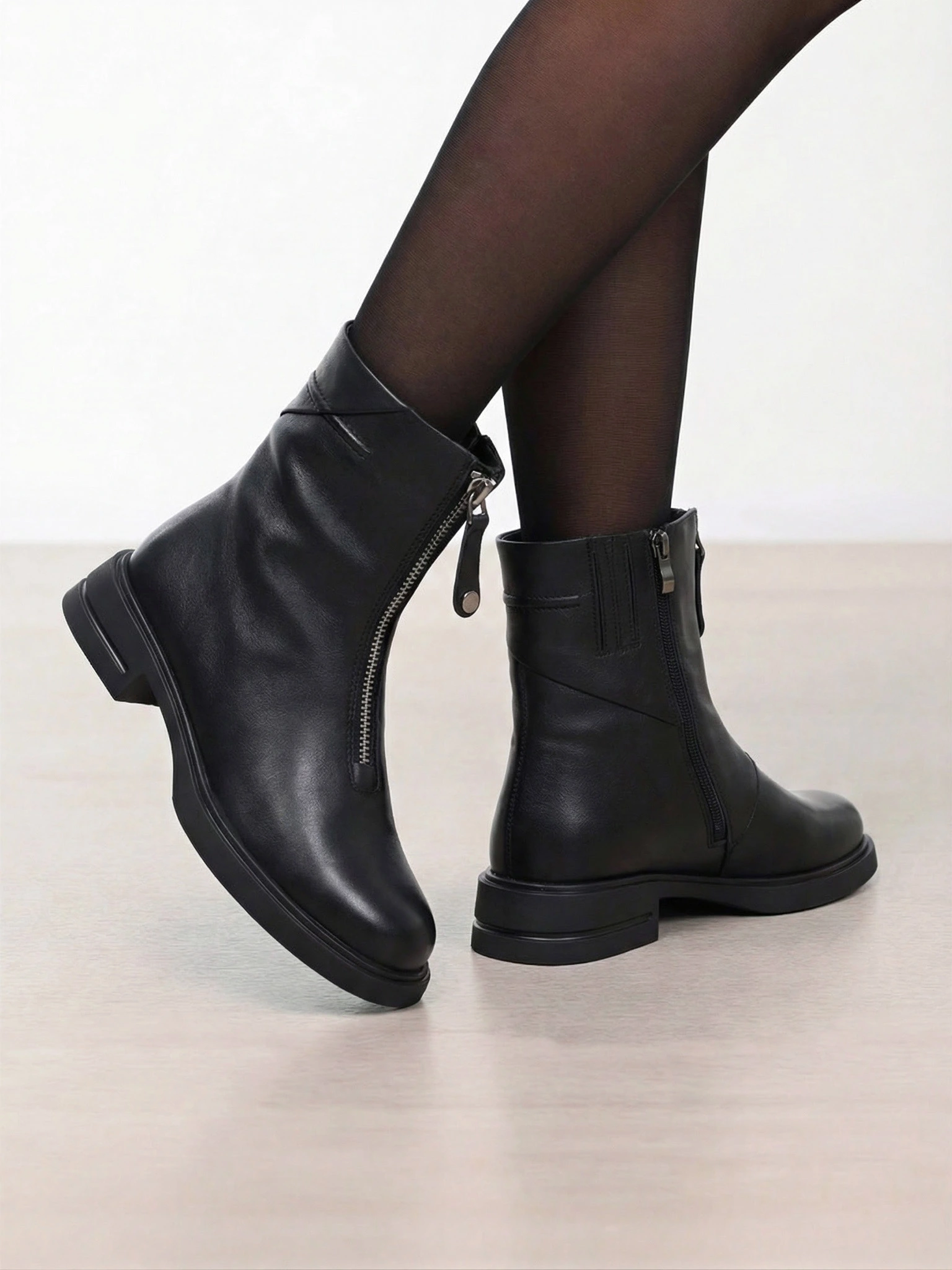 Ботинки черного цвета с декоративной молнией спереди